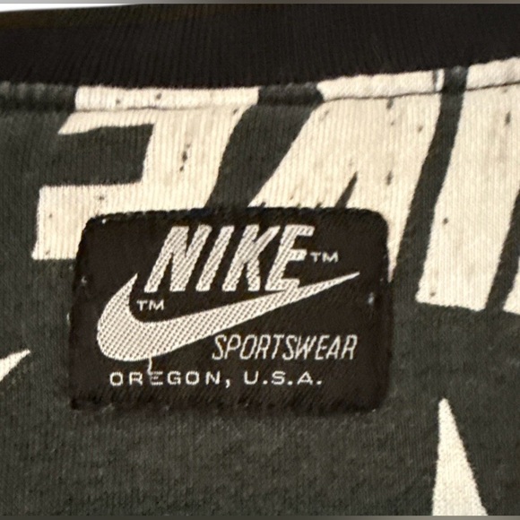 Nike Women Icon Clash Black/White Fleece Crop Crew Pullover - Picture 4 of 7